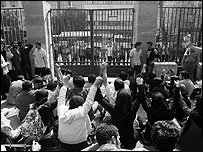 Iranian students protest at Ahmadinejads visit to Tehran University